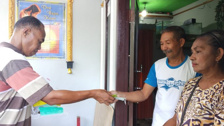 Salut ! Pengawas DLHP Lacak Rumah Pasukan Kuning, Bagi Masker dan Vitamin