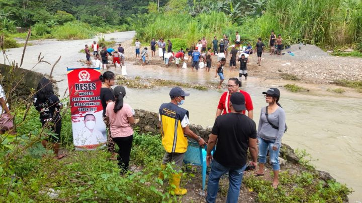 Anggota DPRD Ambon, Tito Laturiuw Bantu Pembuatan Tanggul Sementara Sungai Wayori