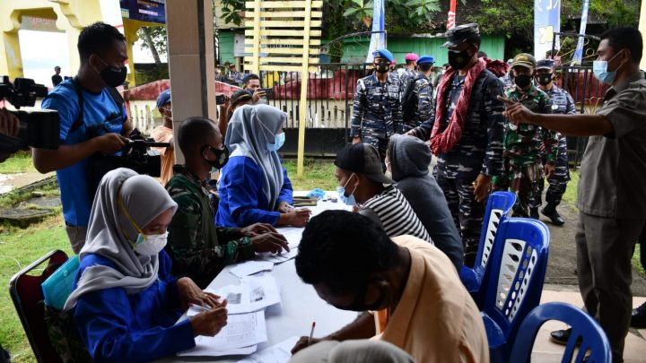 Serbuan Vaksin Covid LANTAMAL IX Bagi Masyarakat Pulau Haruku