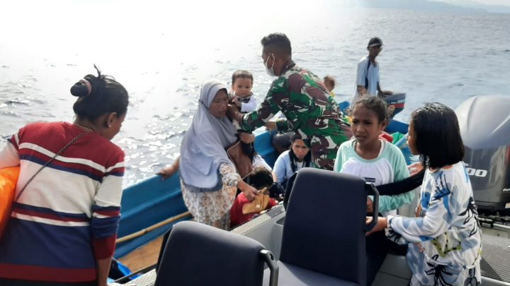 LANTAMAL IX Evakuasi Penumpang Speed Boat Inarissa di Selat Haruku