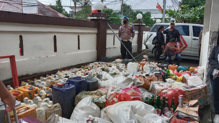 Polresta Pulau Ambon dan PP. Lease Musnahkan 3500 Liter Sopi