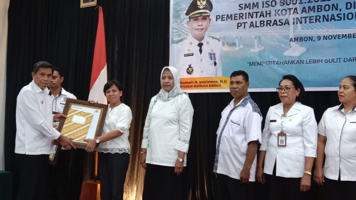 PT Albrasa Internasional Sertifikat Serahkan Piagam Bagi Sekolah Terbaik di kota Ambon