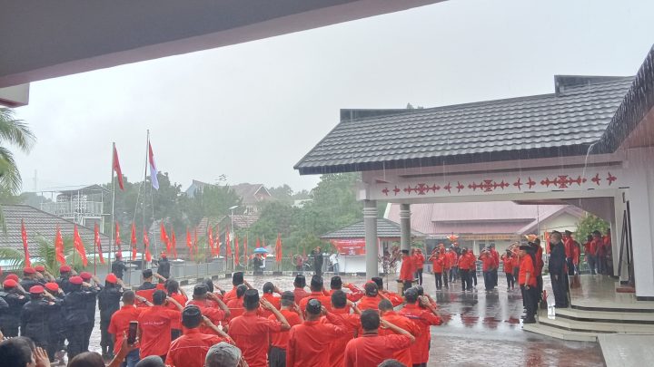 Dalam Guyuran Hujan, PDIP Maluku Gelar Upacara Peringati Hari Lahir Pancasila