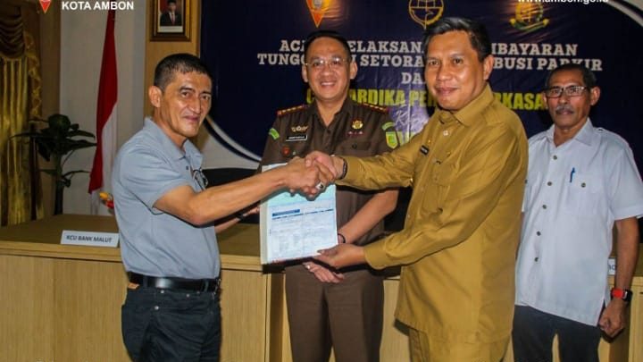 Retribusi Pasar Mardika Dibayarkan