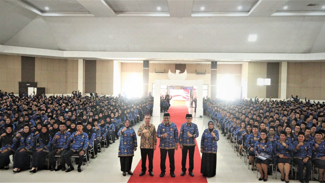 Gubernur Maluku Lantik 1.233 Guru dan Tenaga Teknis