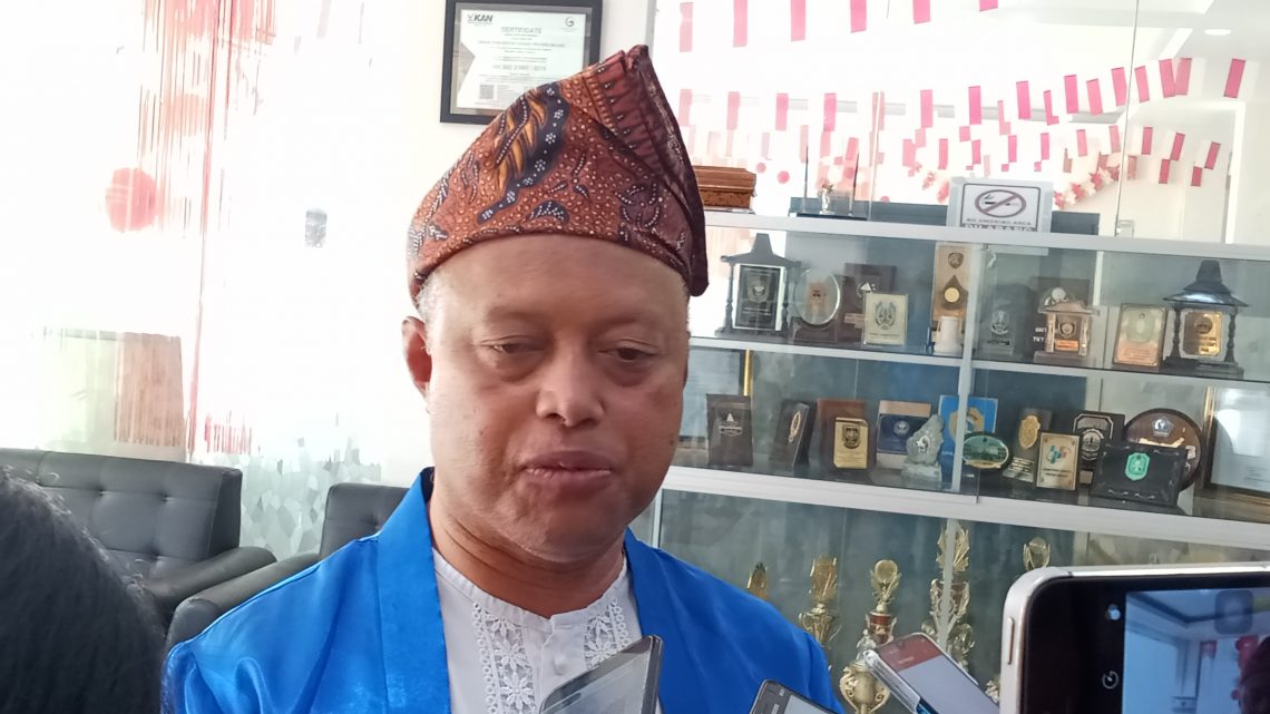Bappenda Maluku Berikan Cinderamata kepada 8 ASN Purnabakti