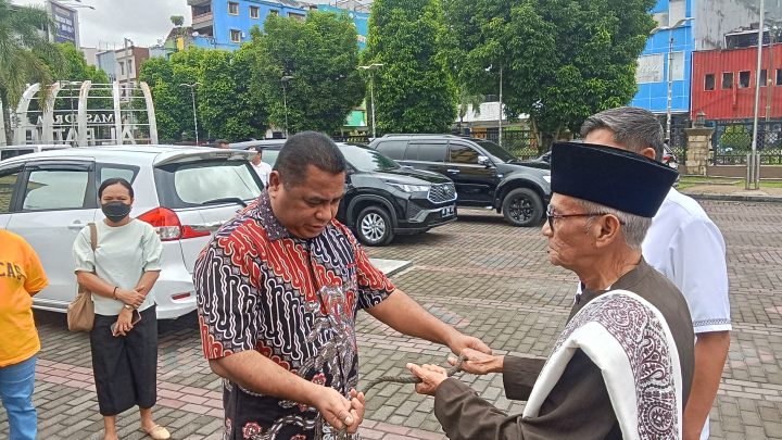 Rayakan Idul Adha, DPRD Maluku Serahkan 1 Ekor Hewan Qurban ke Masjid Raya Alfatah
