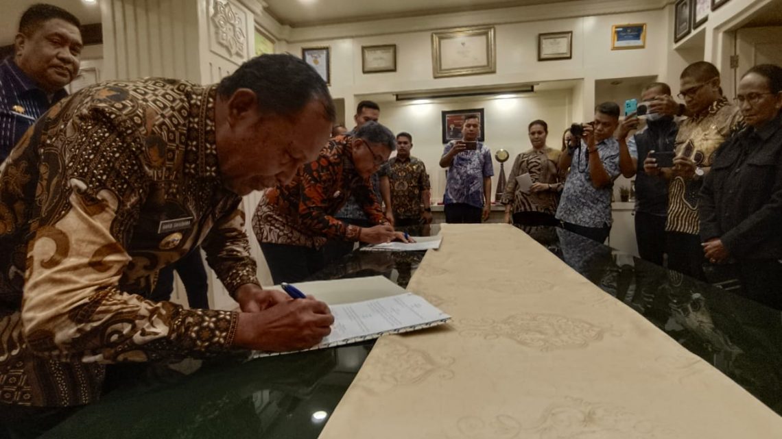 Kendalikan Inflasi, Pemkot – Pemkab Malteng Teken MoU