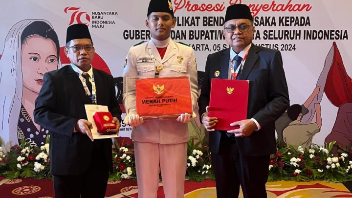 Pj. Wali Kota Terima Duplikat Bendera Pusaka
