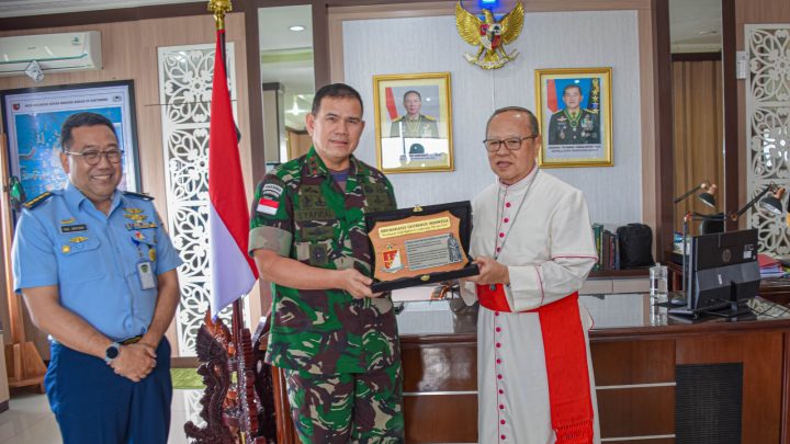 Pangdam Pattimura Terima Kunjungan Uskup TNI Polri 