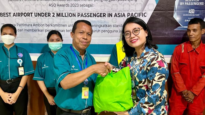 Rayakan Penghargaan ASQ Awards 2023,  Bandara Pattimura Berbagi Sembako kepada Petugas Facility Care.