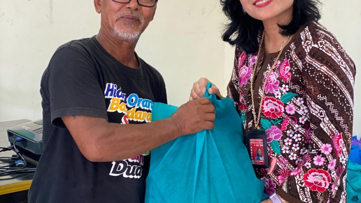 Bandara Pattimura Ambon Bagikan 180 Paket Sembako kepada Warga Tawiri-Hatu
