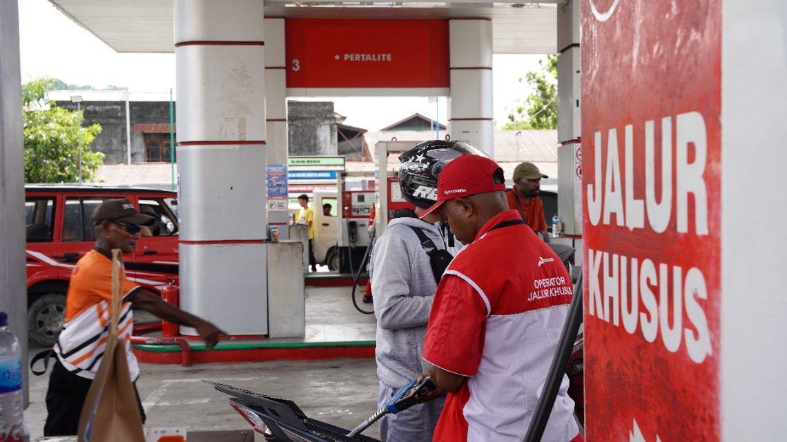 Tak Menyerah Hadapi Cuaca Ekstrim, Pertamina Tetap Komitmen Sediakan BBM di kota Tidore