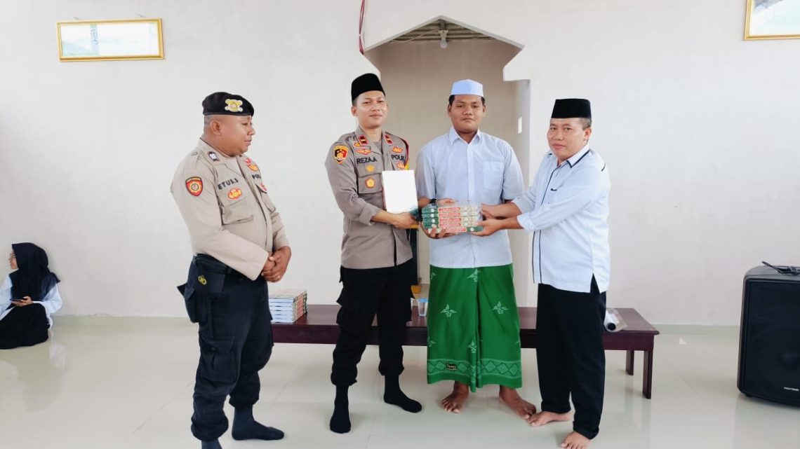 Sambangi Pondok Pesantren,Kapolsek Waisarissa Wakafkan Al-Qur’an