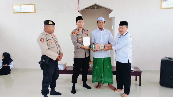 Sambangi Pondok Pesantren,Kapolsek Waisarissa Wakafkan Al-Qur’an