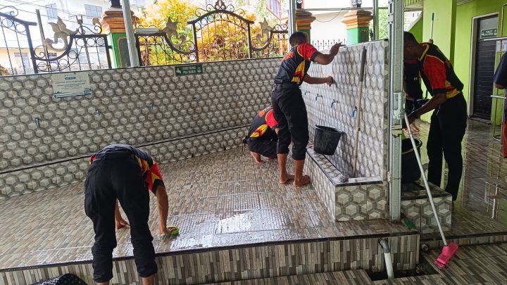 Sambut Ramadan Anggota Brimob Maluku Bersihkan Masjid
