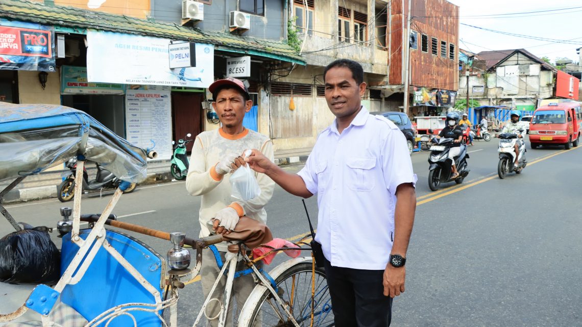 Polresta Ambon Bagikan Takjil Gratis
