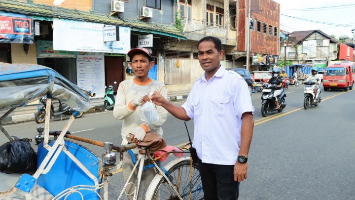 Polresta Ambon Bagikan Takjil Gratis
