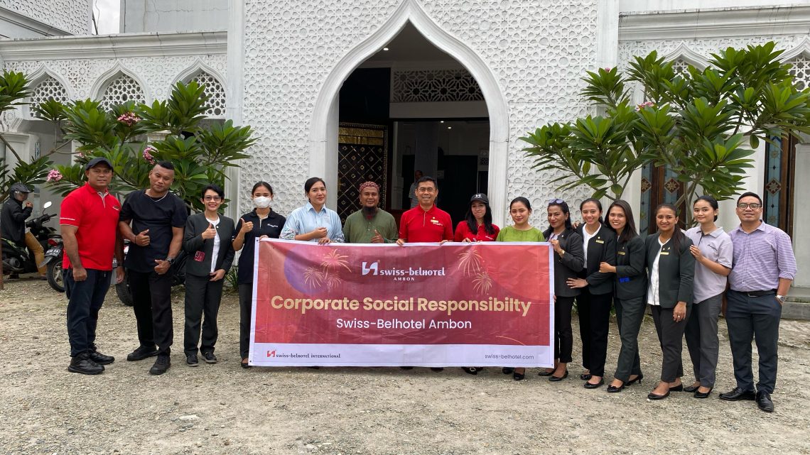Swiss-Belhotel Ambon Berbagi Berkah Ramadhan  dengan Bagi-Bagi Takjil di Depan Masjid Darul Hasanah
