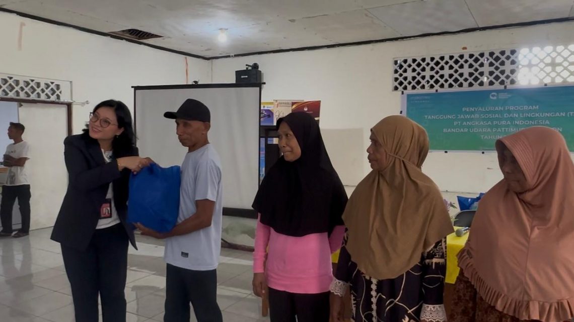 Bandara Pattimura Ambon Bagikan Sembako Gratis Ramadhan untuk Masyarakat Sekitar