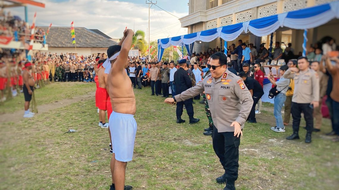 Kapolda Maluku Apresiasi Karnaval Budaya Pukul Sapu Lidi di Mamala-Morela