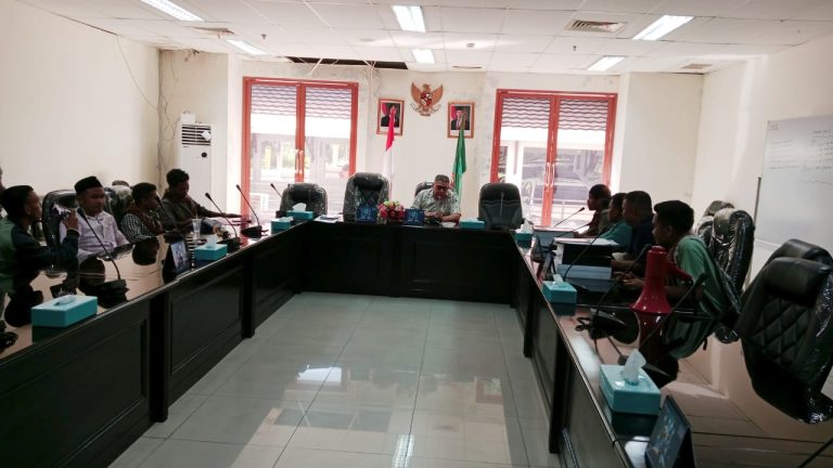 Mahasiswa Bursel Demo di Gedung DPRD Maluku