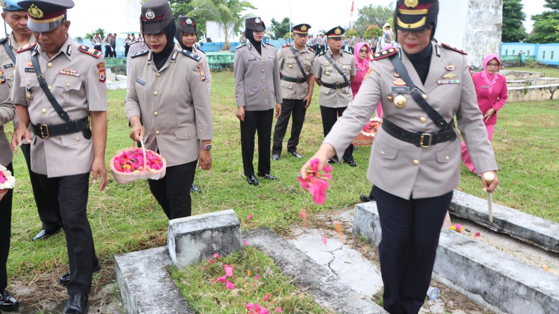 Upacara Ziarah dalam Rangka Hari Bhayangkara ke-79 di TMP Desa Ubung