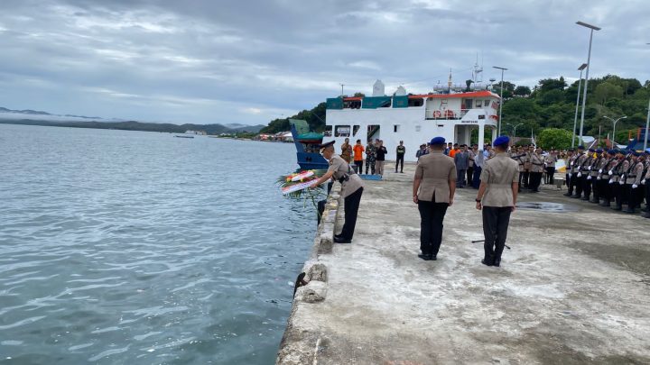 Wakapolres Buru Pimpin Upacara Tabur Bunga di Pantai Merah Putih