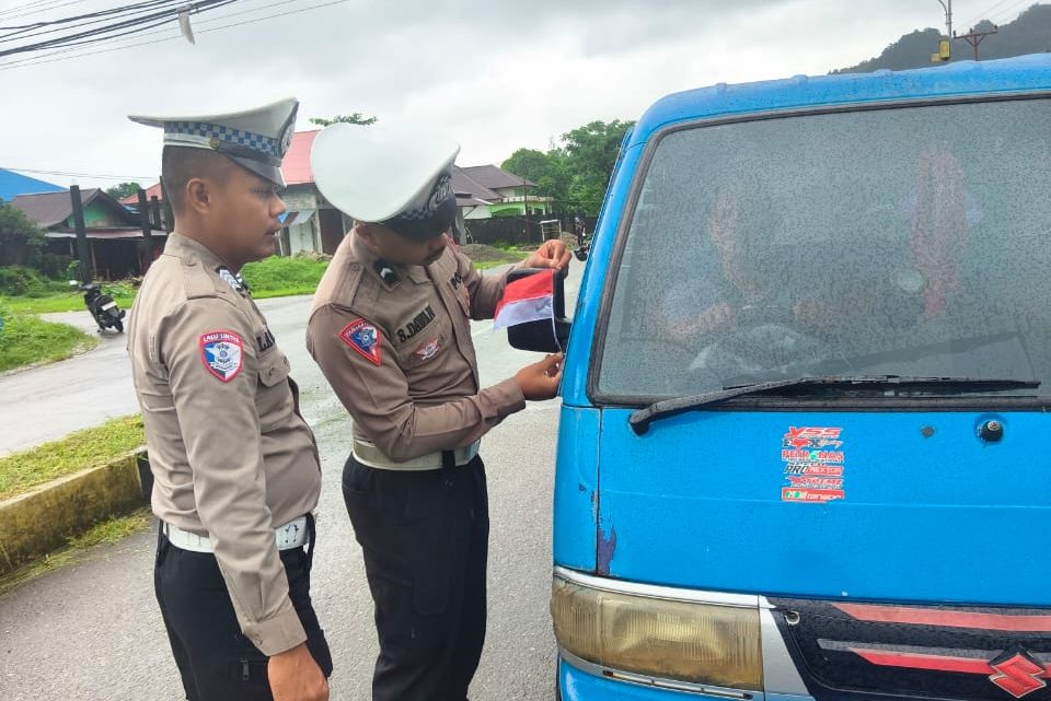 Sat Lantas Polres Buru Selatan Bagikan Bendera Merah Putih Kepada Pengendara Bermotor