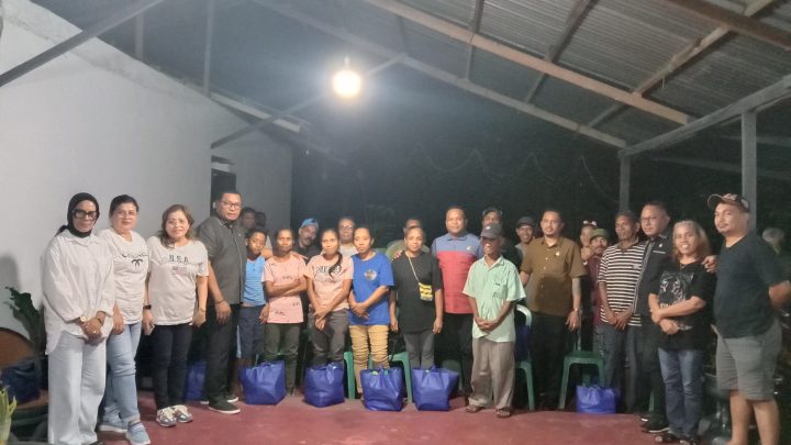 Puluhan Paket Sembako dari 4 Anggota DPRD Kota Ambon bagi Warga Hunuth