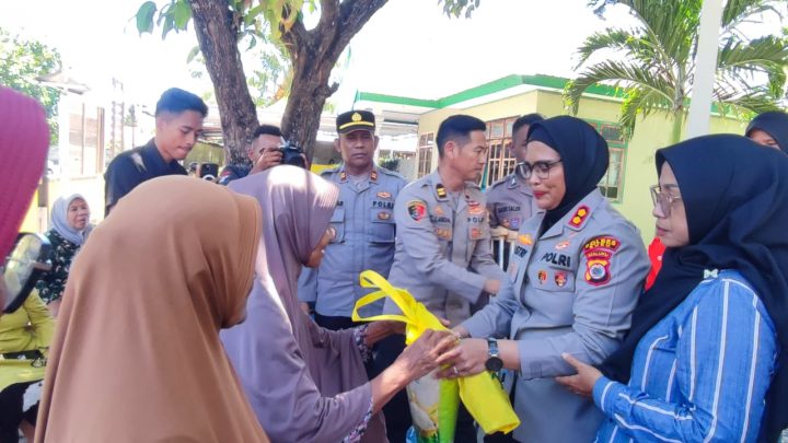 Kapolres Buru Berbagai Paket Sembako ke Masyarakat 