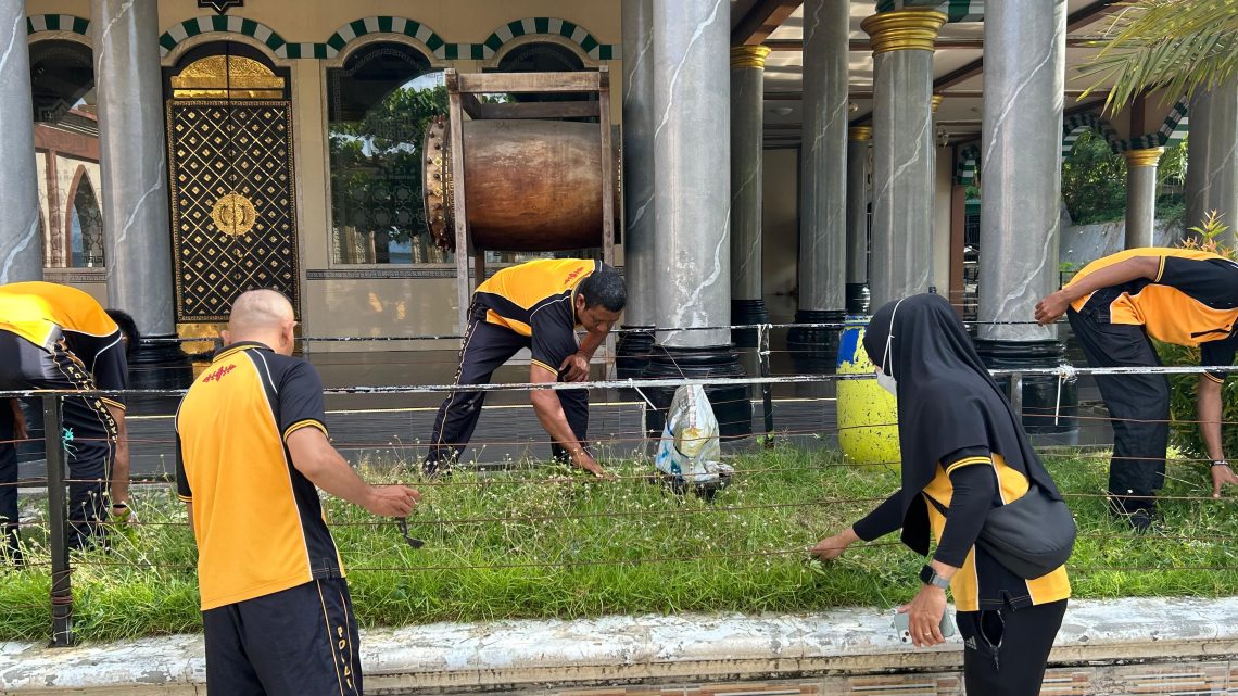 Personil Polres Buru Gelar Bersih-Bersih di Masjid Al Buruj dan Masjid Jami Namlea