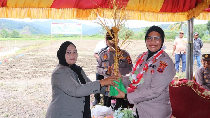 Kapolres Buru Diapresiasi Perangkat Desa Awalinan