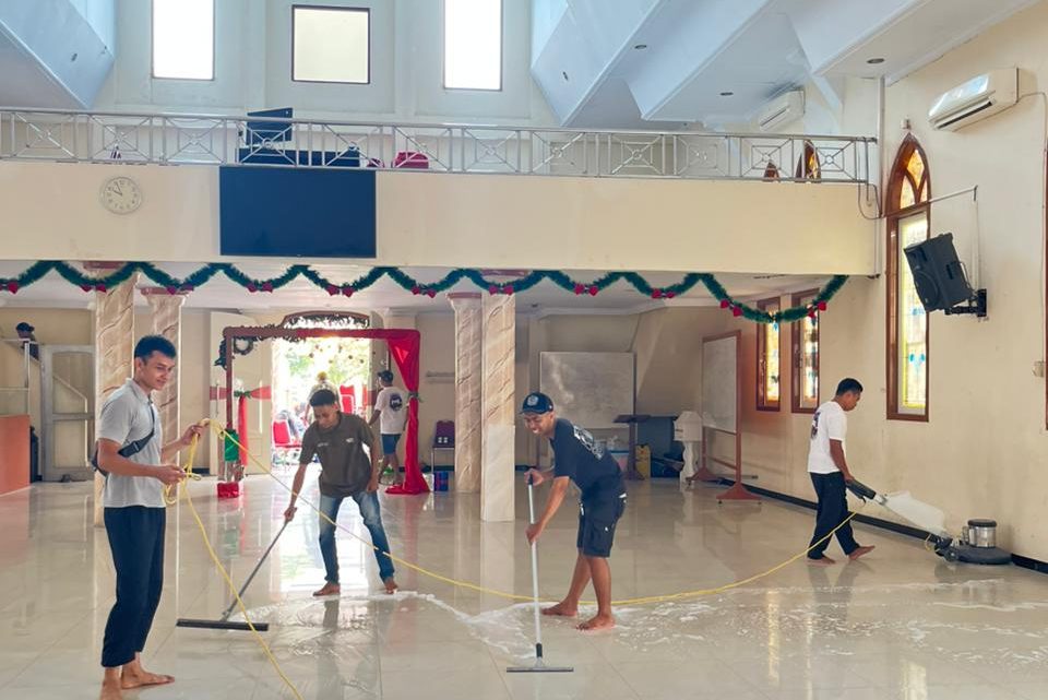 FKK Hotel Santika Premiere Ambon Gelar Bhakti Sosial Bersihkan Gereja GPSDI