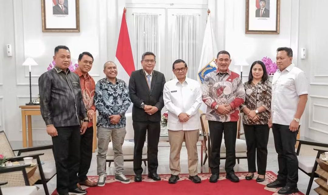 Pemkot Ambon Terima Bantuan Mobil Operasional dari Pemprov DKI