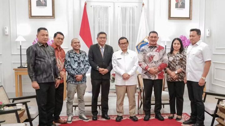 Pemkot Ambon Terima Bantuan Mobil Operasional dari Pemprov DKI