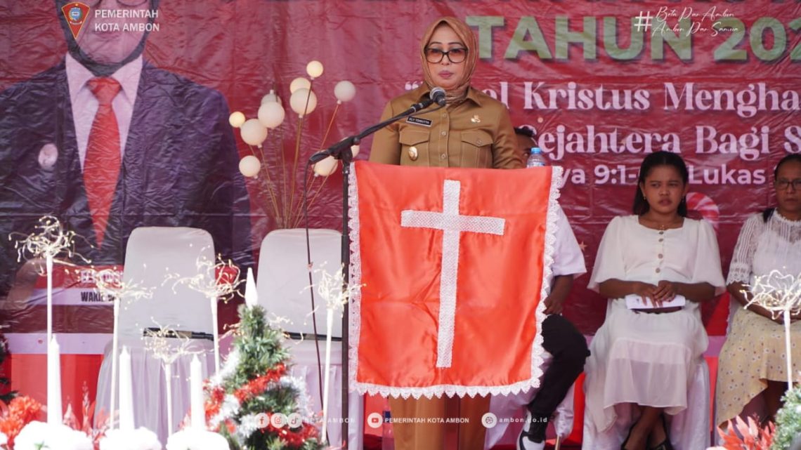 Safari Natal di Negeri Kilang, Wawali Ambon Serahkan 100 Paket Sembako