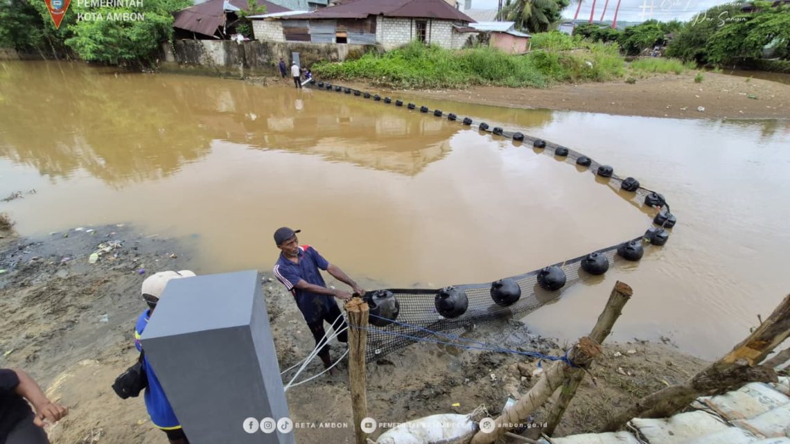 DLHP Kota Ambon Pasang Trash Boom pada Tiga Sungai Besar