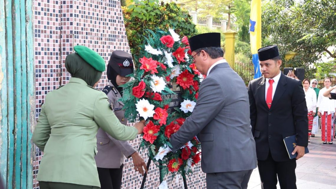Upacara dan Tabur Bunga Peringati Hari Pahlawan Nasional Martha Tiahahu  Berlangsung Khidmat