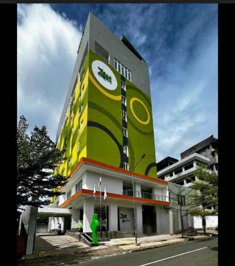 “Gemerlap Neon Party Zest Ambon Meriahkan Sambut Tahun Baru 2026”