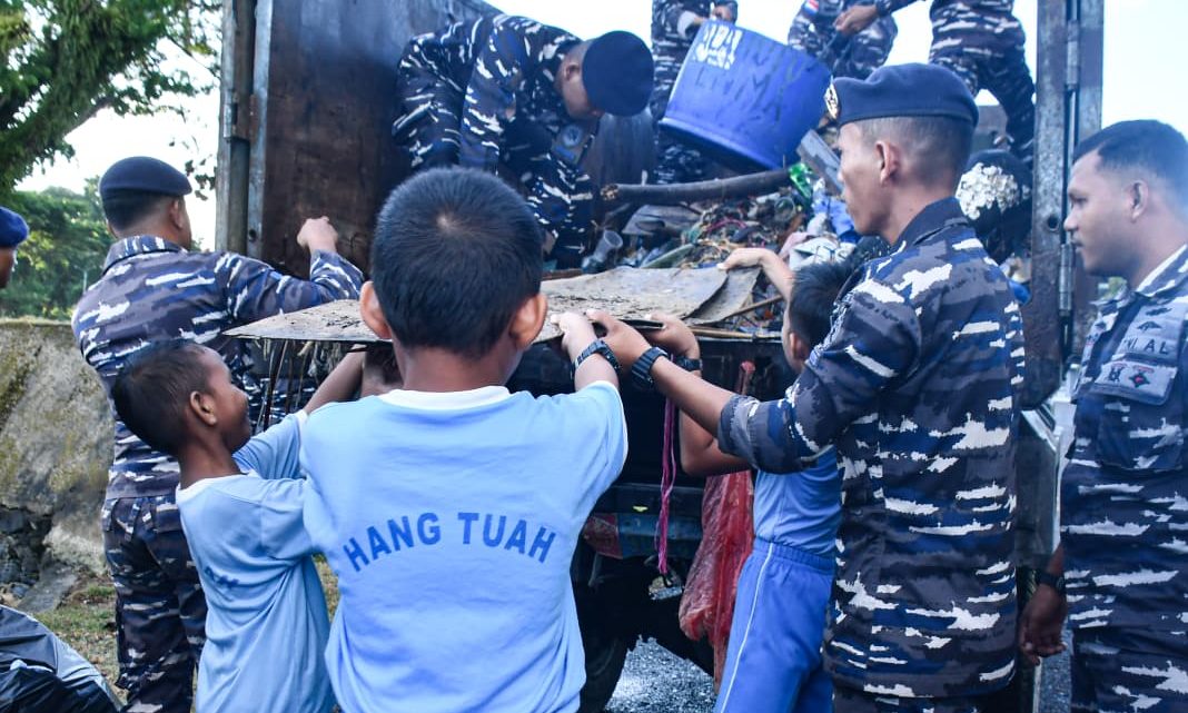 Kodaeral IX Gelar Aksi Bersih Pantai Teluk Dalam Ambon