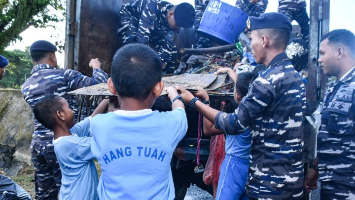 Kodaeral IX Gelar Aksi Bersih Pantai Teluk Dalam Ambon