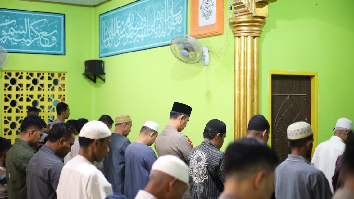 Kapolda Maluku Sholat Magrib Berjamaah di Masjid Nurul Ikhlas