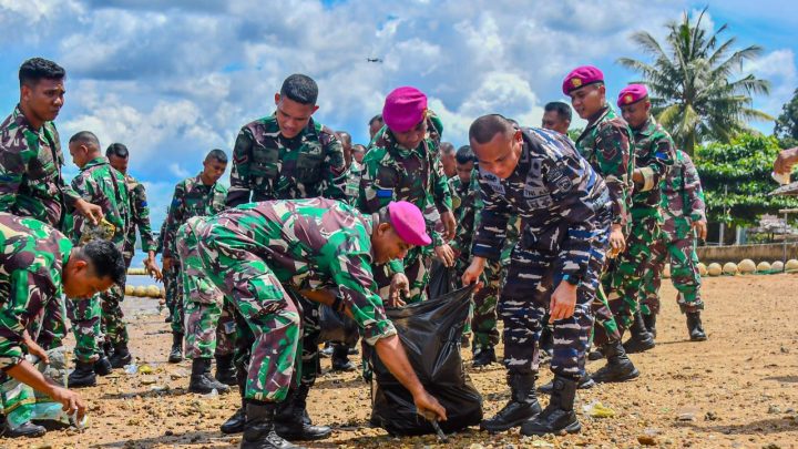 Prajurit Petarung Yonmarhanlan IX Lanjutkan Pembersihkan Pesisir Pantai Teluk Dalam Ambon