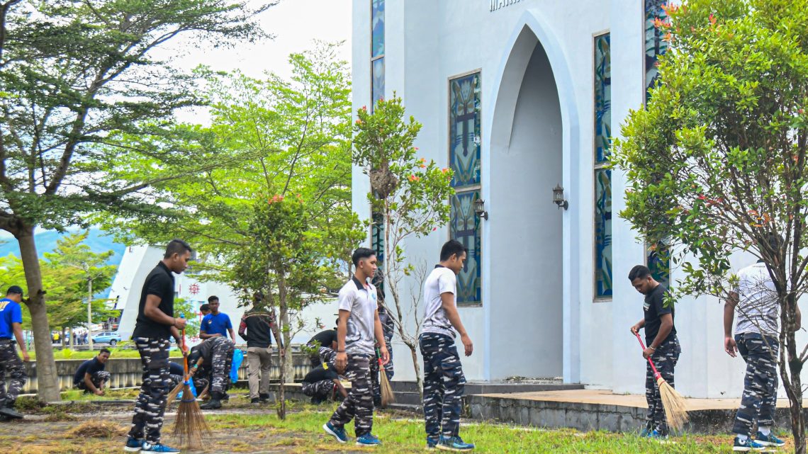 Satgas Operasi Trisila-26 Gelar Karya Bakti Bersih  Rumah Ibadah di Kesatrian Tawiri Kodaeral IX