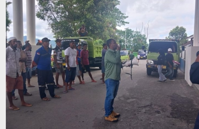 Sopir Dump Truck Duduki Kantor DPRD Maluku 