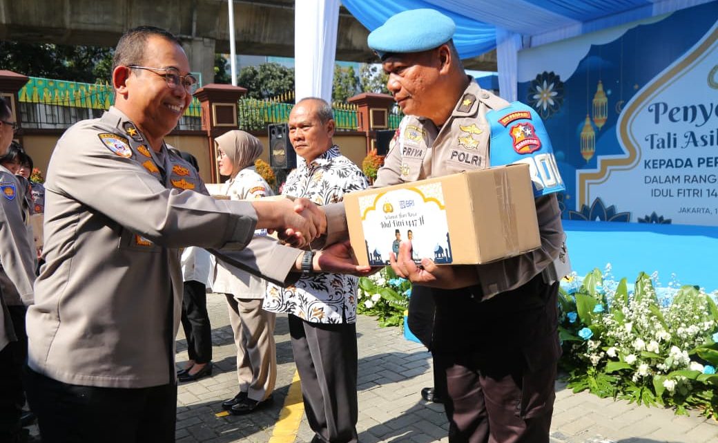 Jelang Lebaran, Kapolri Salurkan Tali Asih dan Sembako Kepada Personel Polri