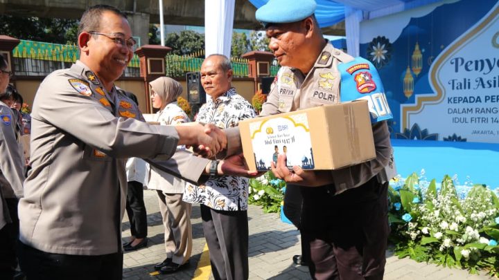 Jelang Lebaran, Kapolri Salurkan Tali Asih dan Sembako Kepada Personel Polri