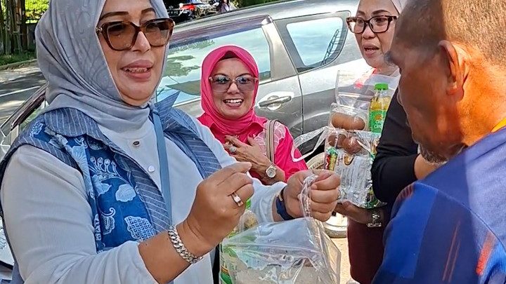 Aksi Nyata Ely Toisutta, Sembako Mengalir untuk Warga Halong-Lateri