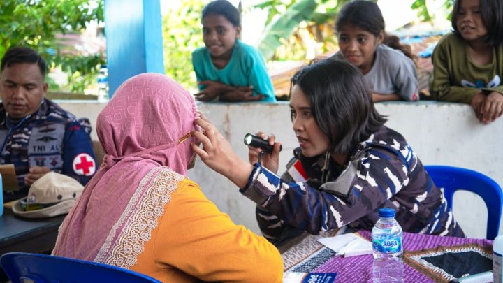 Tim ERB Gelar Layanan Kesehatan Gratis di Kesui Watubela